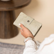 
Classic 100% Full-Grain leather Wallet - Perspective arrière montrant les bretelles en cuir renforcées