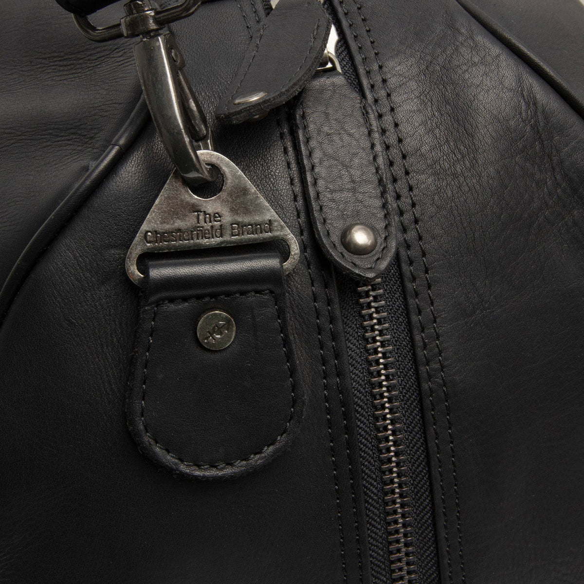 
Solid Antique Brass Hardware & Heavy-Duty Dual Zipper Detail on Rivaro Sac week-end en cuir pleine fleur