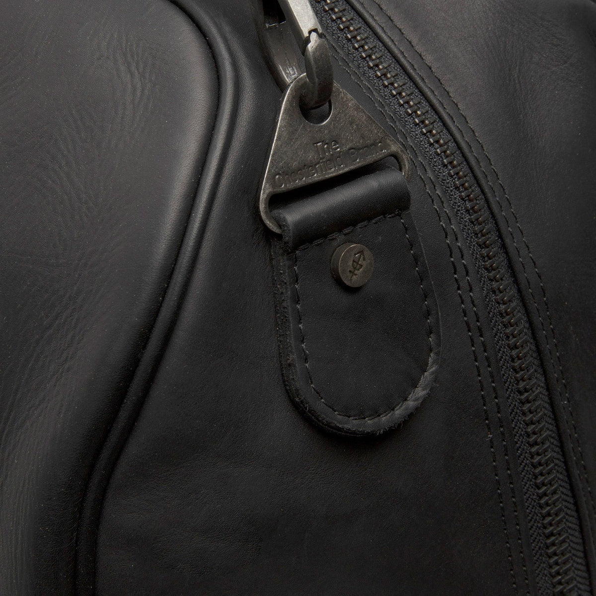 Solid Antique Brass Hardware &amp; Heavy-Duty Dual Zipper Detail on William Full-Grain Leather Weekender Bag pour Femme