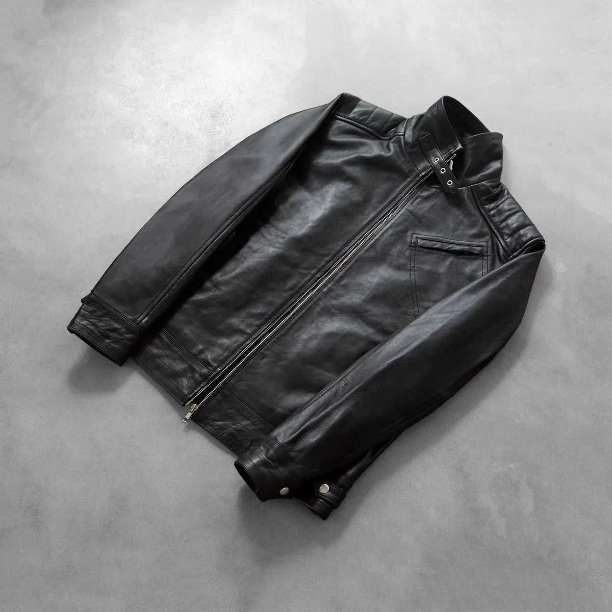 Button &amp; Hem Craftsmanship Construction Detail on Men's Legacy Noir Veste Motard en Cuir pour Homme