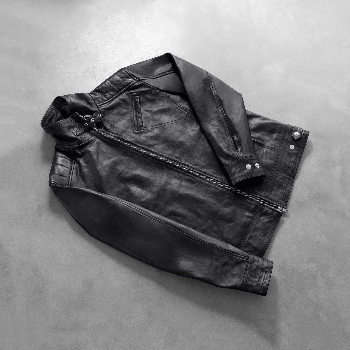 Styled Fit Perspective of Men's Legacy Noir Veste Motard en Cuir pour Homme on Model - Natural Daylight Drape