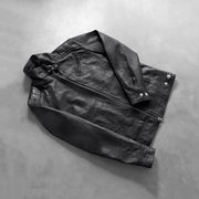 Styled Fit Perspective of Men's Legacy Noir Veste Motard en Cuir pour Homme on Model - Natural Daylight Drape