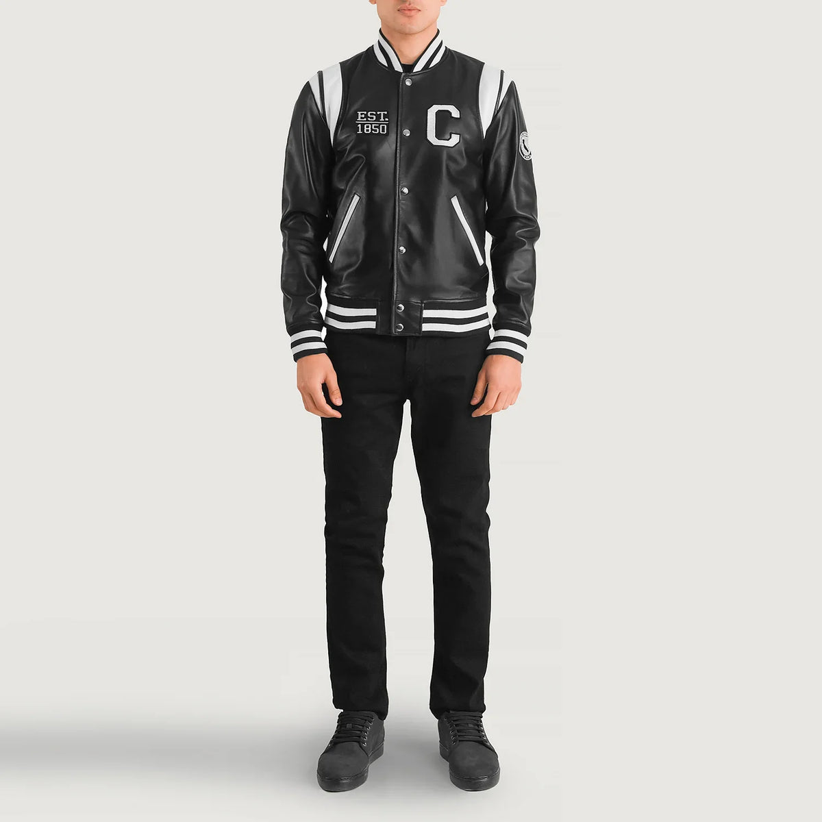 Liberte California Noir Leather Varsity Veste en Cuir pour Homme - Vue de profil avec coupe de manche ergonomique