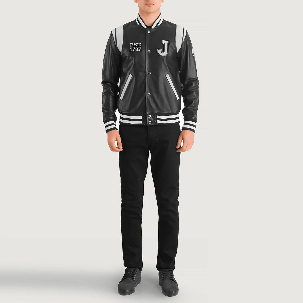 
Liberte New Jersey Noir Leather Varsity Veste en Cuir pour Homme - Vue de profil mettant en valeur la coupe de manche ergonomique