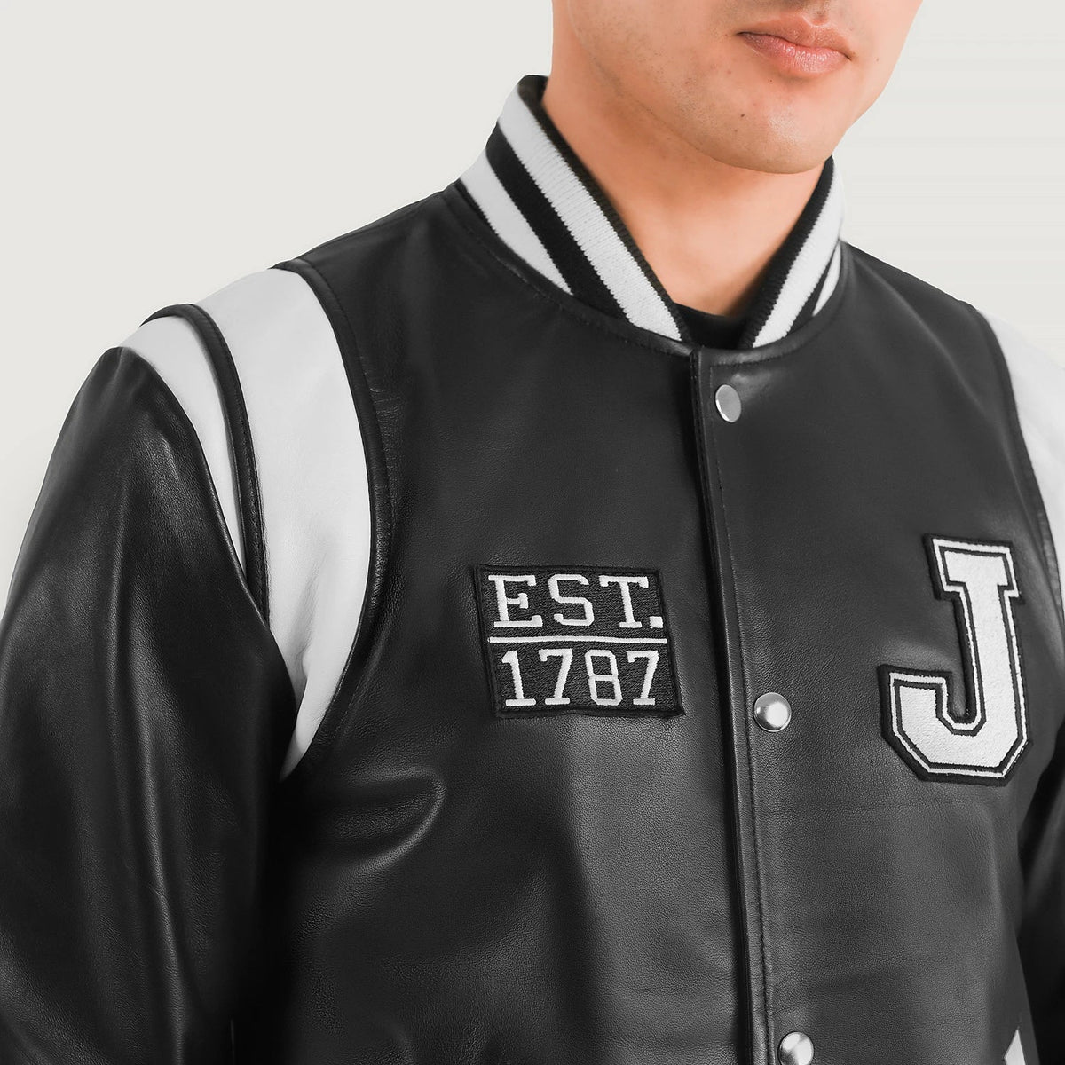 
Vue détaillée of Varsity & Snap Button Hardware on Liberte New Jersey Noir Leather Varsity Veste en Cuir pour Homme