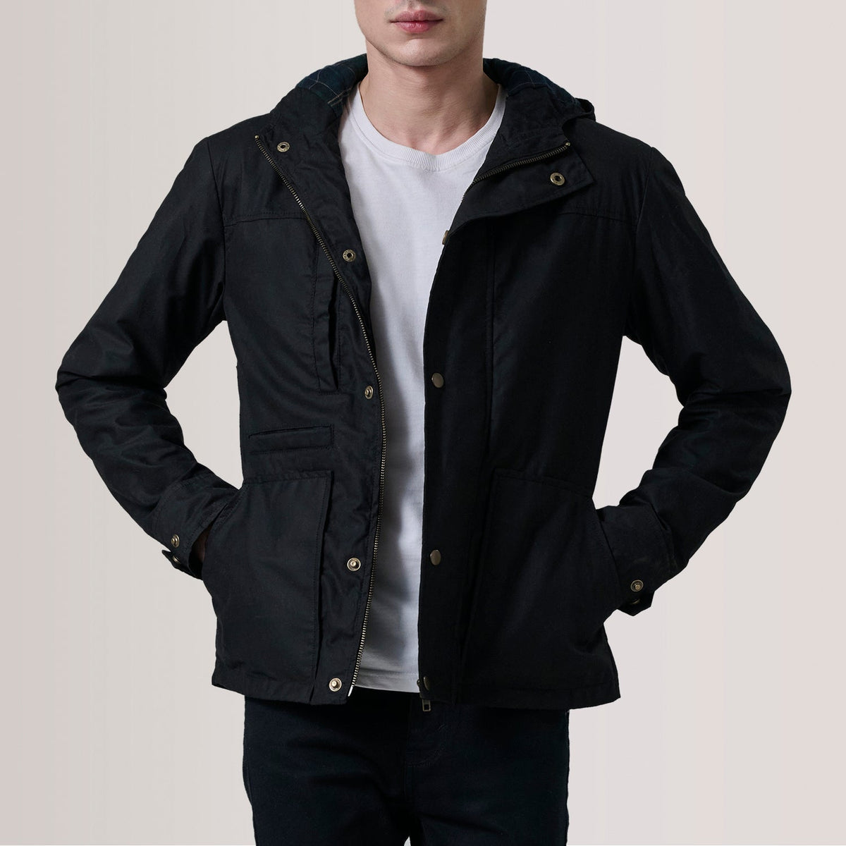 
Marlo Noir Canvas Hooded Work Veste en Cuir pour Homme For Men in Black Waxed Cotton Canvas - Vue de face & silhouette ajustée | Acheter en ligne