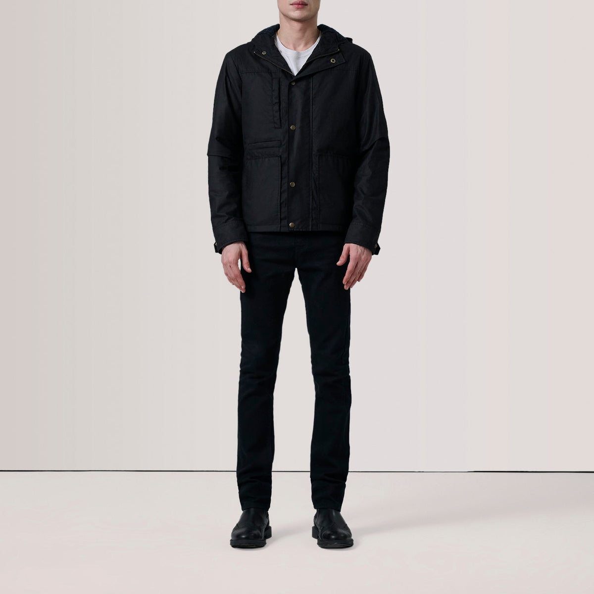 
Black Waxed Cotton Canvas Hooded Jacket - Vue arrière montrant la carrure ajustée et l'ourlet net