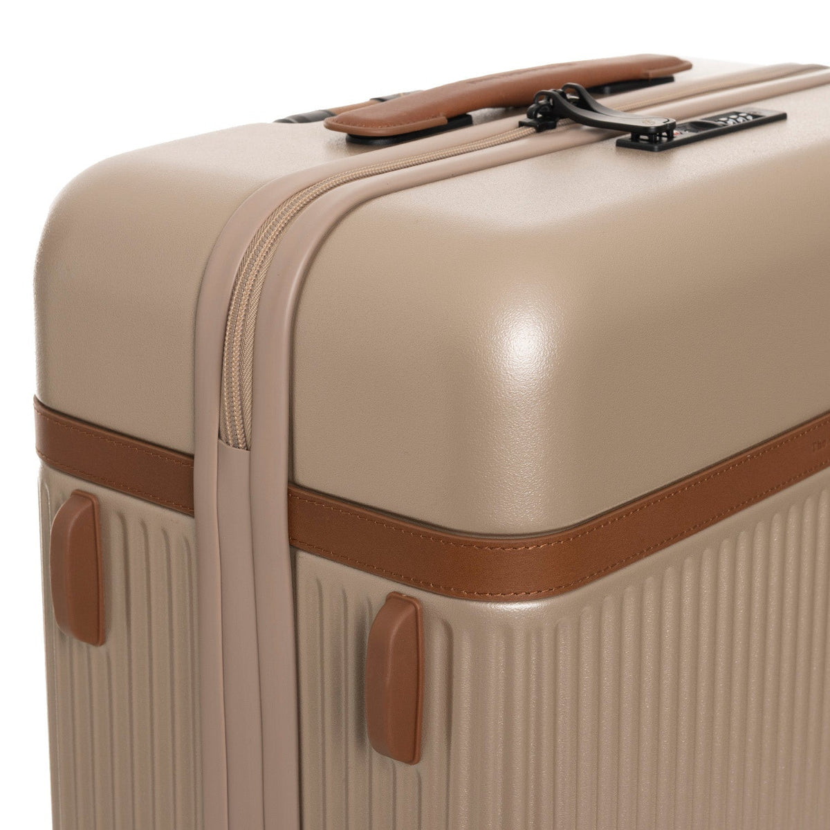 Tailored Rib Cuffs &amp; Hem Craftsmanship Construction Detail on Medium Suitcase Zuna pour Femme