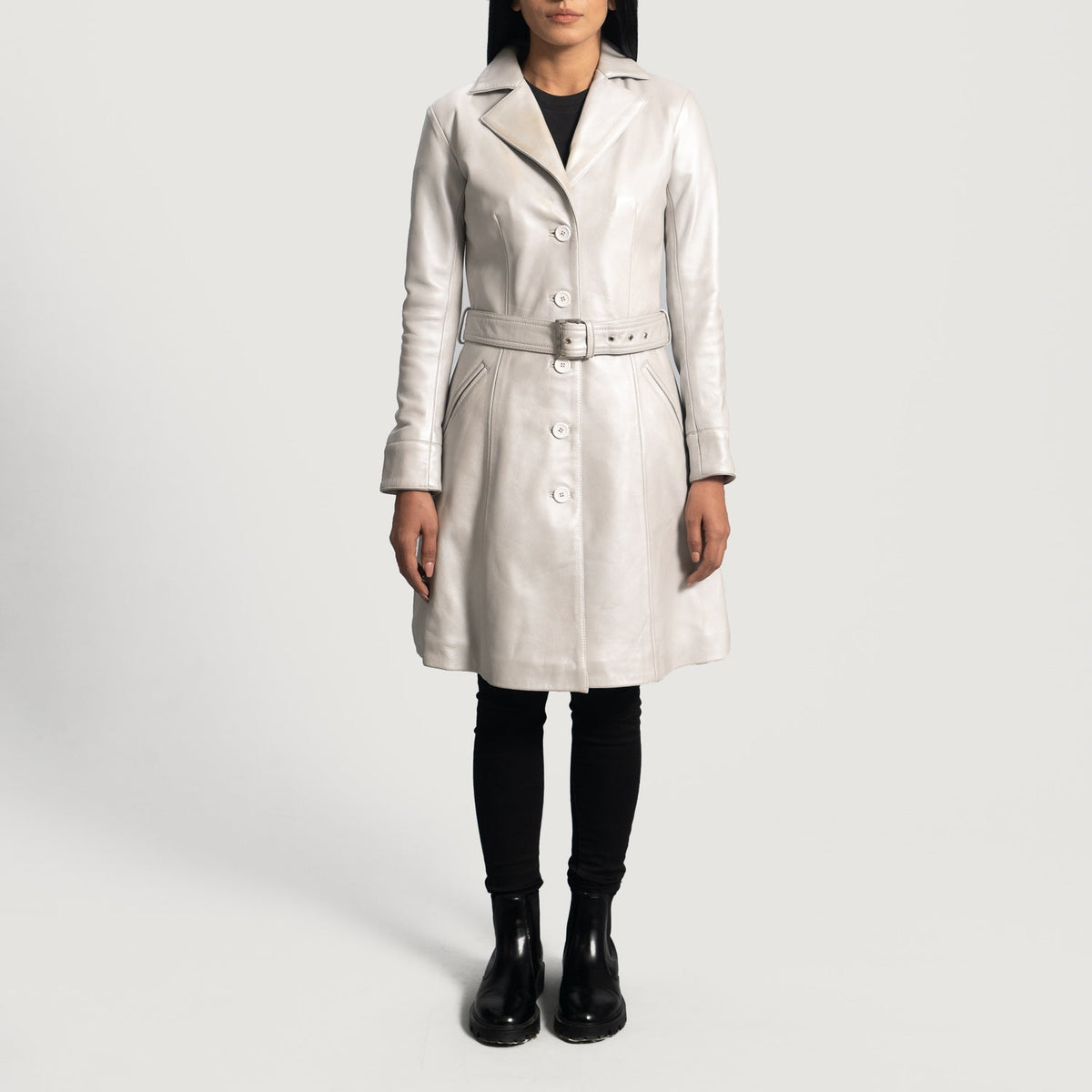 Vue détaillée of Notch &amp; Button Hardware on Moonlight Silver Trench-Manteau en Cuir en Cuir pour Femme