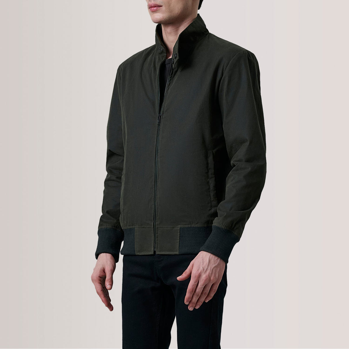 
Morrison Olive Canvas Blouson Bombardier en Cuir pour Homme For Men - Vue de profil mettant en valeur la coupe de manche ergonomique