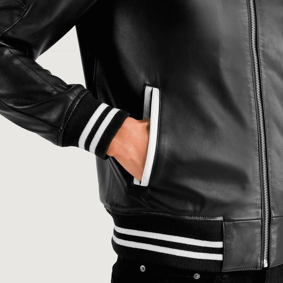 Pascal Noir Leather Varsity Veste en Cuir pour Homme - Vue de profil avec coupe de manche ergonomique