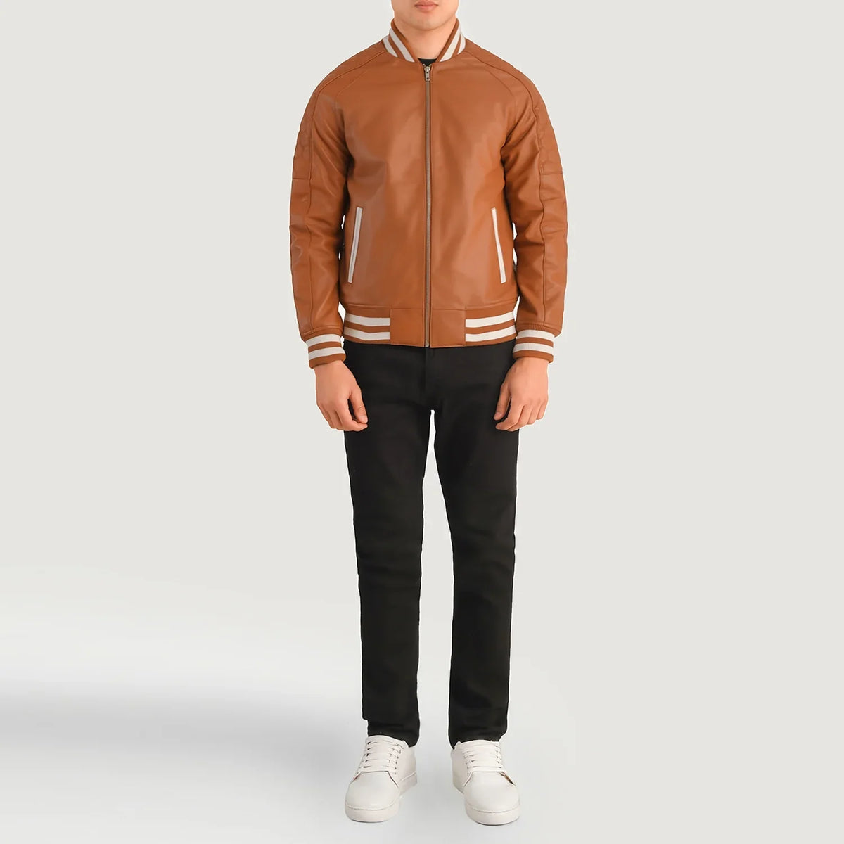 Pascal Camel Marron Leather Varsity Veste en Cuir pour Homme - Vue de profil avec coupe de manche ergonomique