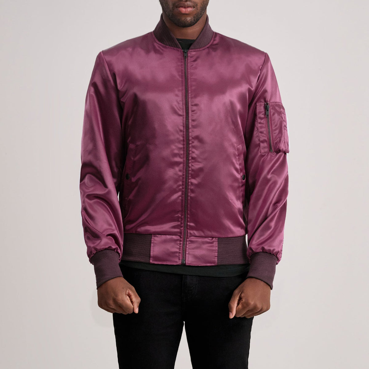 Quinton MA-1 Bordeaux Blouson Bomber en Cuir pour Homme in Maroon Satin - Vue de face &amp; silhouette ajustée | Acheter en ligne