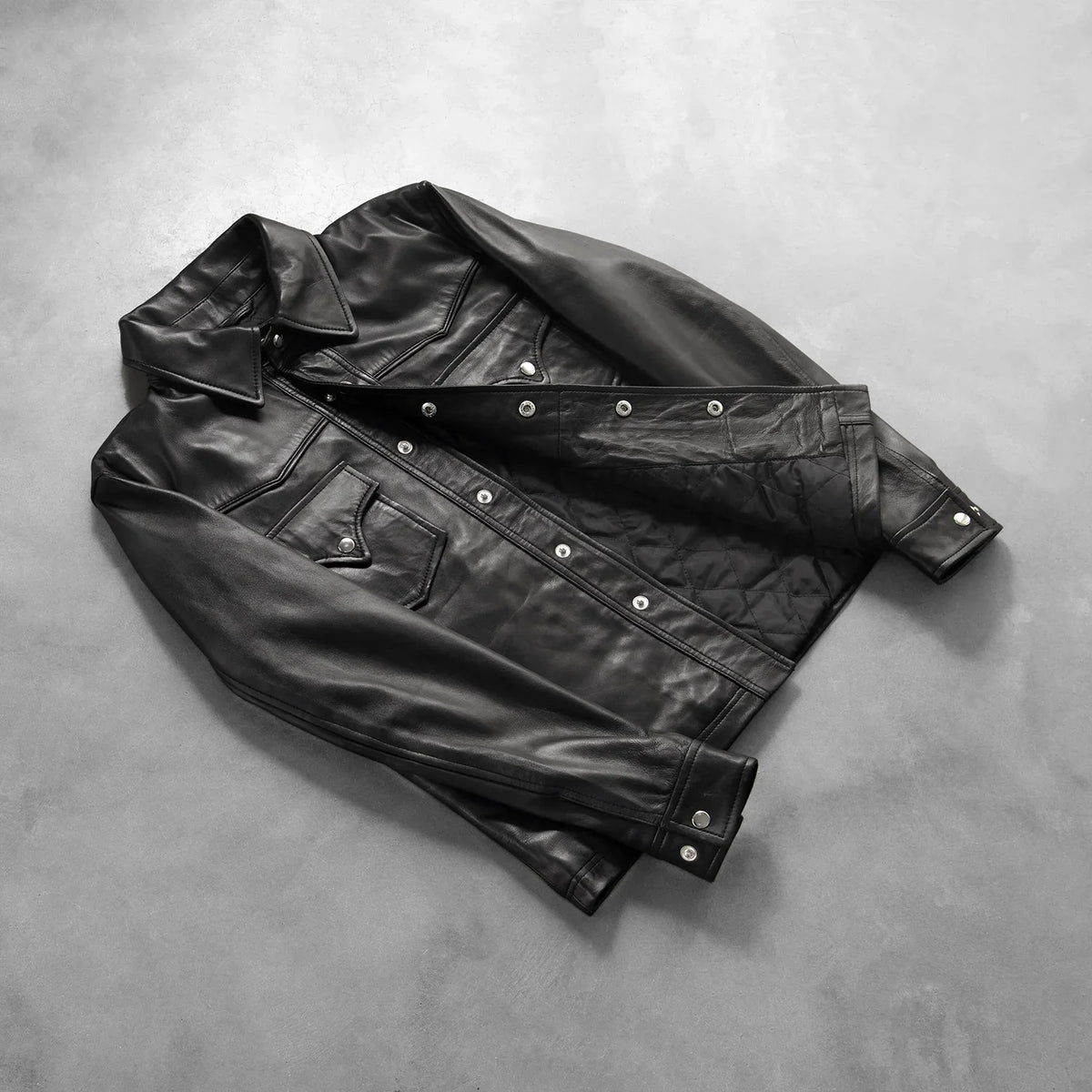 Button &amp; Hem Craftsmanship Construction Detail on Men's Ranchson Noir Leather Shirt pour Homme