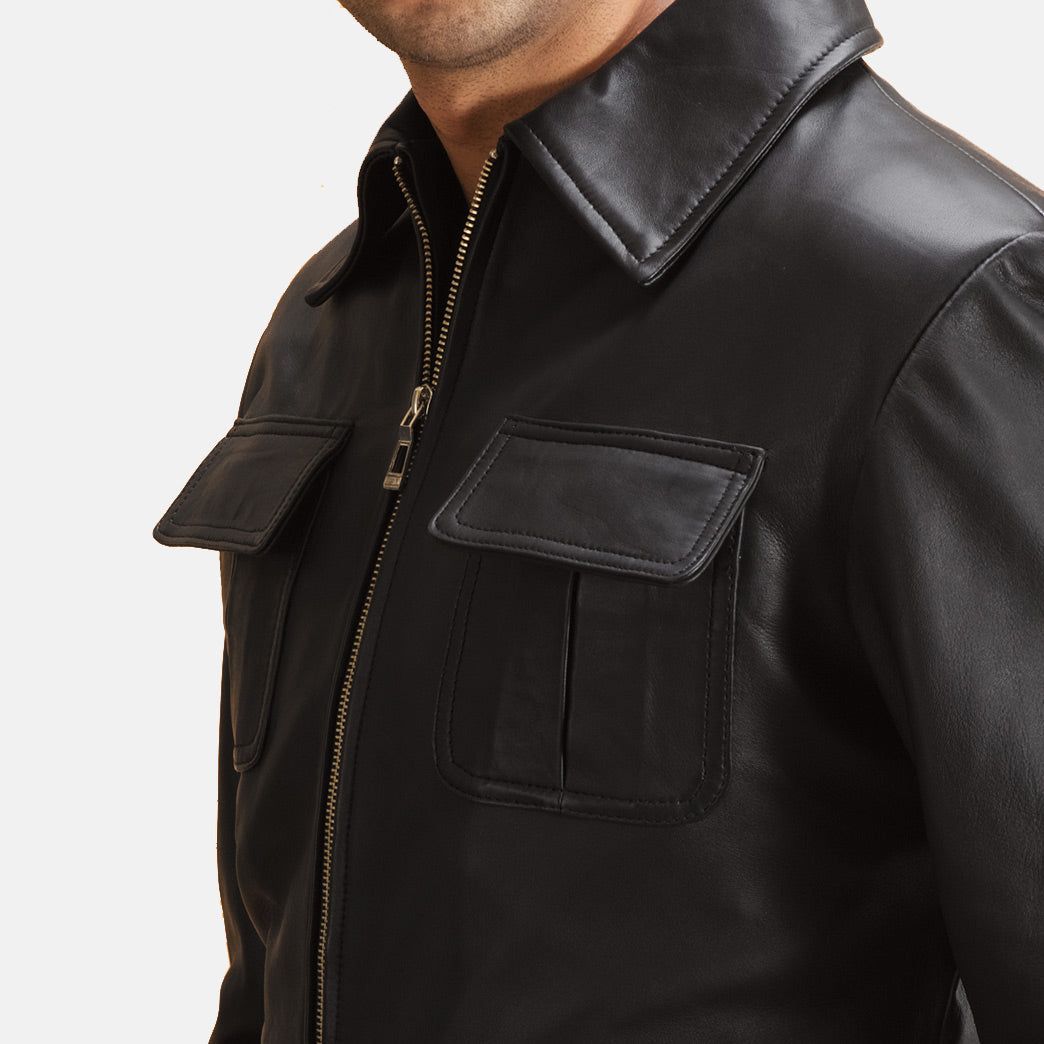 
Gros plan sur le col chemise et les zips métalliques de Raven Noir Veste en Cuir pour Homme