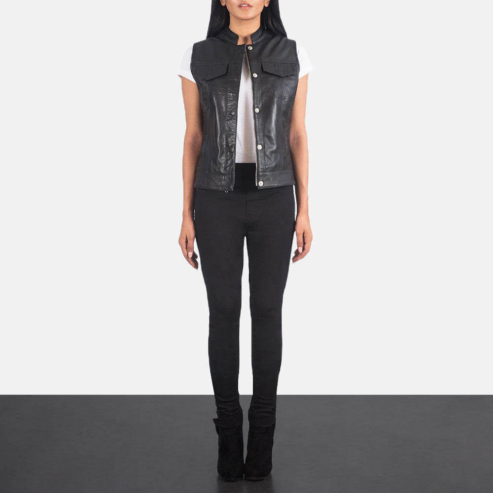 
Rayne Moto Noir Gilet en Cuir pour Femme - Vue de profil mettant en valeur la coupe de manche ergonomique
