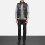 Men's Reeves Noir Leather Puffer Vest pour Homme - Vue de profil avec coupe de manche ergonomique