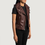 
Rhonda Bordeaux Leather Biker Vest pour Femme - Vue de profil mettant en valeur la coupe de manche ergonomique