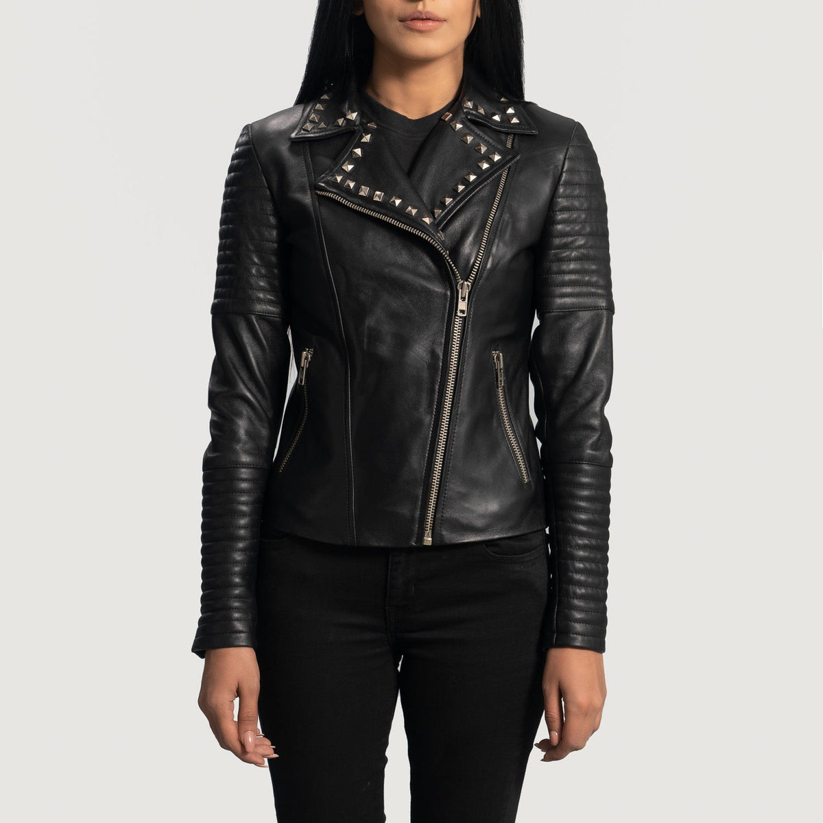 
Sally Mae Clouté Noir Veste Motard en Cuir pour Femme in Black Sheepskin Leather - Vue de face & silhouette ajustée | Acheter en ligne