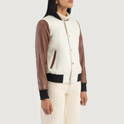 
Perspective portée de Savant Green Hybrid Varsity Jacket sur modèle - Tombé naturel à la lumière du jour