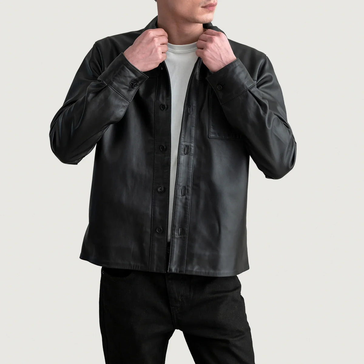 Scout Noir Leather Shirt pour Homme in Black Sheepskin Leather - Vue de face &amp; silhouette ajustée | Acheter en ligne