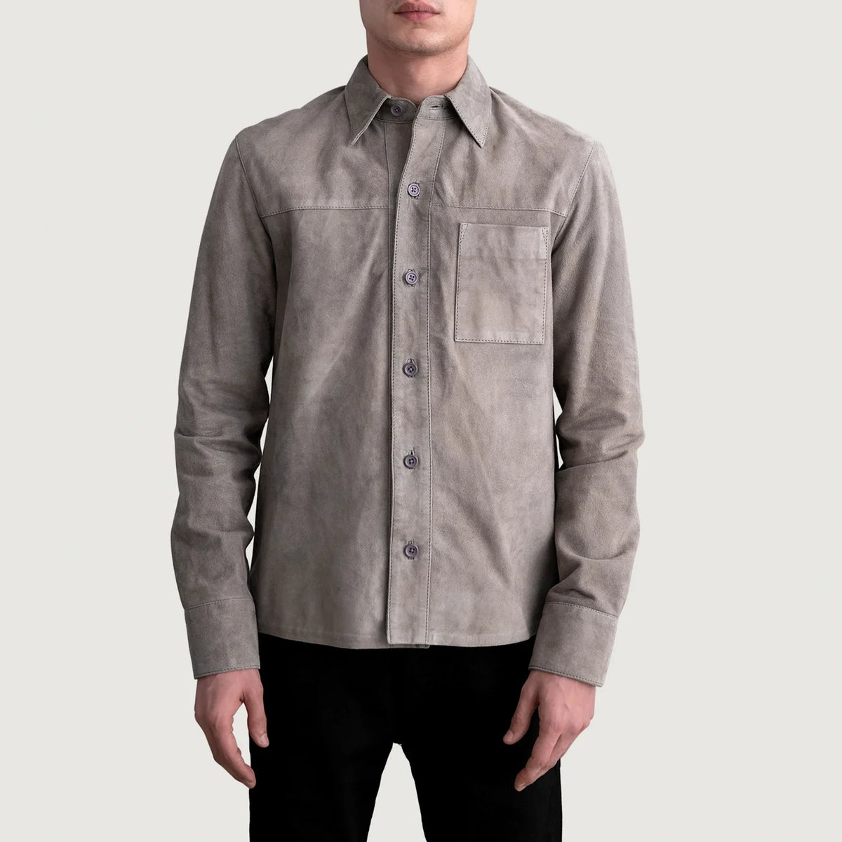
Scout Gris Suede Leather Shirt pour Homme - Vue de profil mettant en valeur la coupe de manche ergonomique