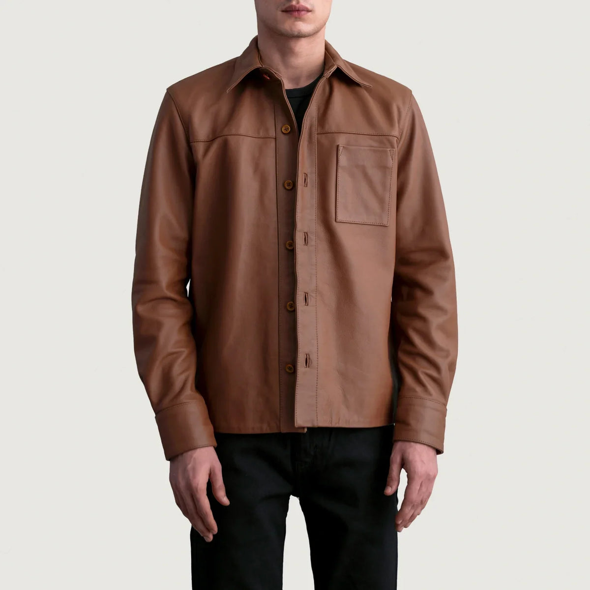 
Scout Matte Marron Leather Shirt pour Homme in Matte Brown Cowhide Leather - Vue de face & silhouette ajustée | Acheter en ligne