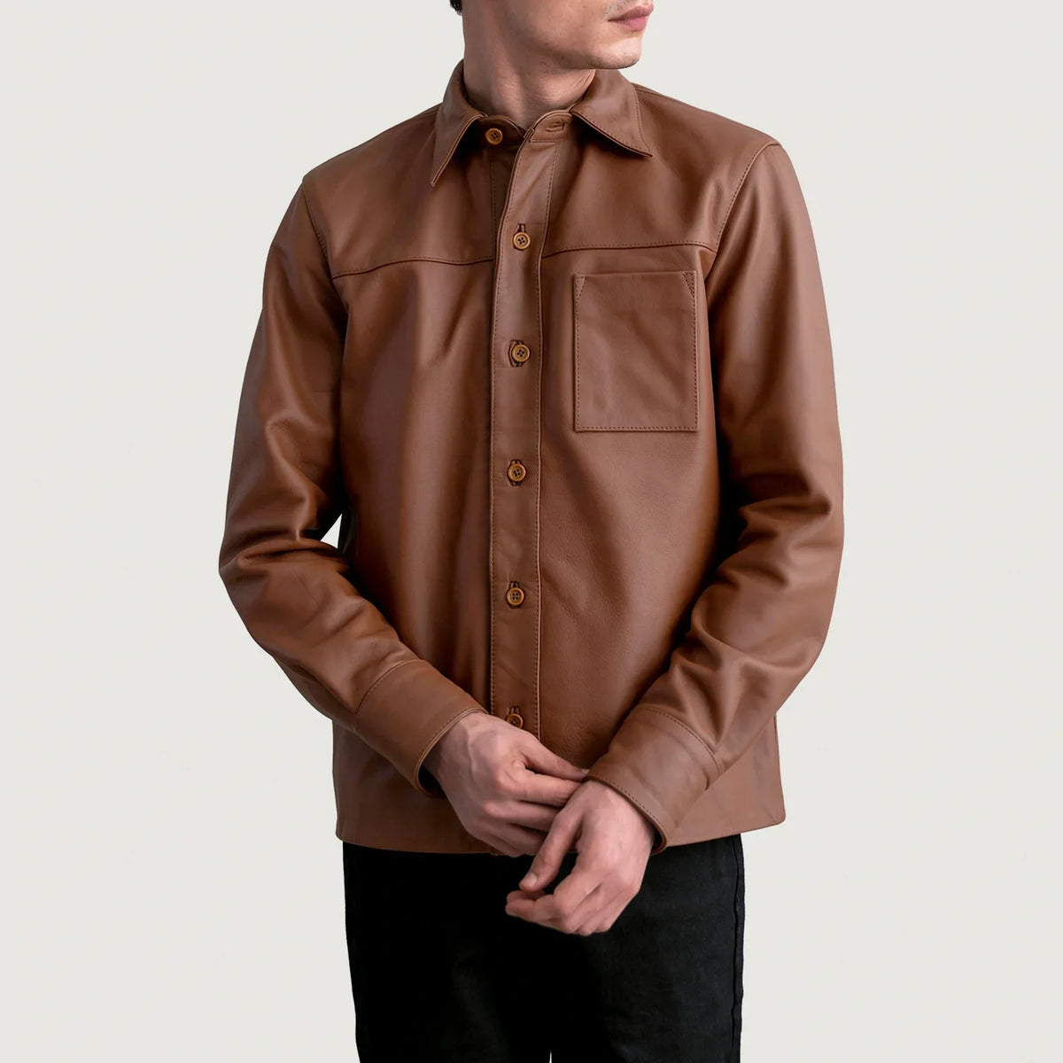 
Scout Matte Marron Leather Shirt pour Homme - Vue de profil mettant en valeur la coupe de manche ergonomique