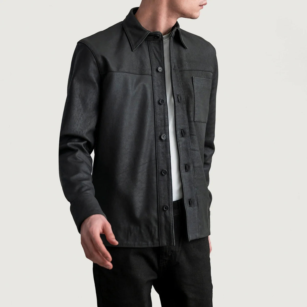 
Scout Tumbled Noir Leather Shirt pour Homme in Tumbled Black Sheepskin Leather - Vue de face & silhouette ajustée | Acheter en ligne