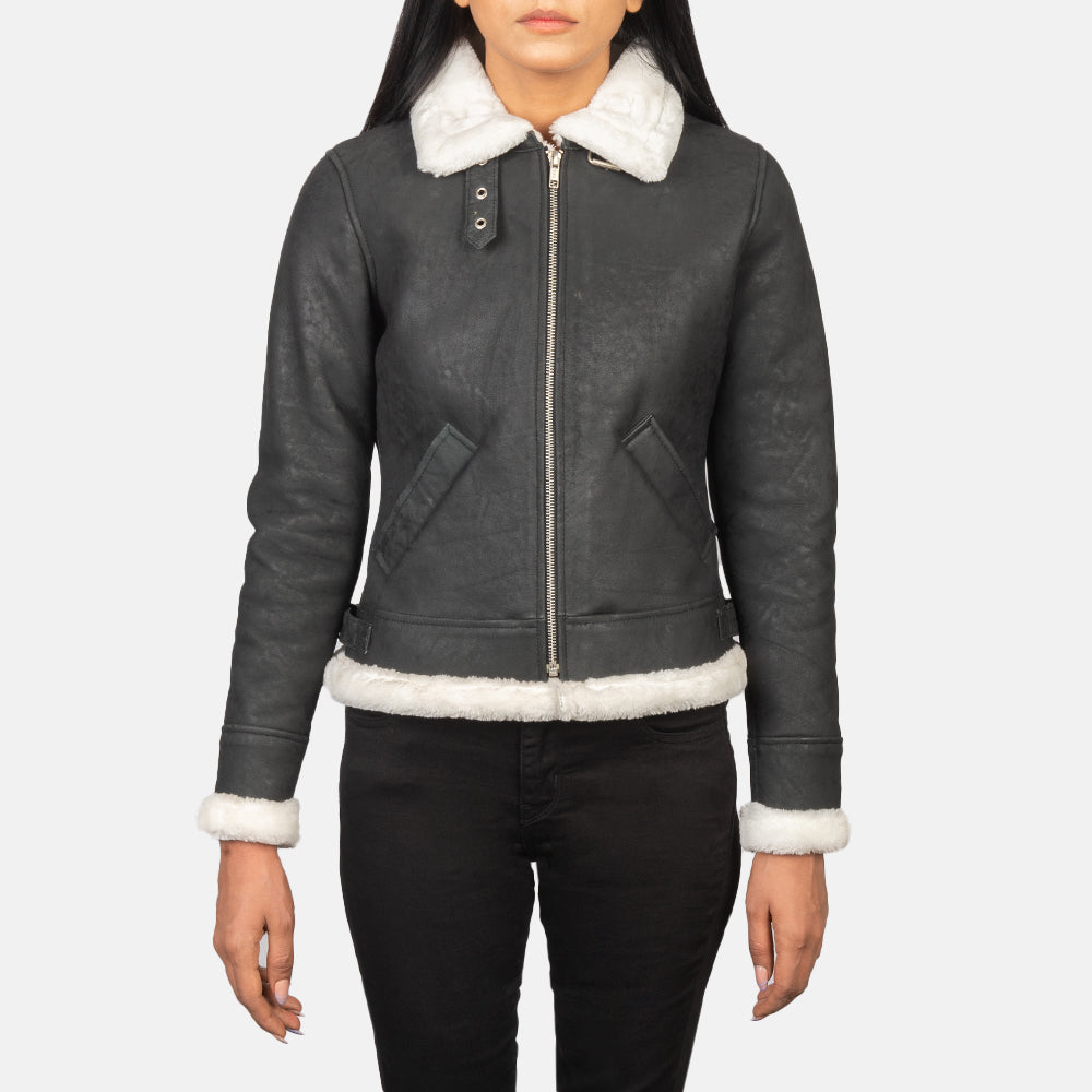 
Perspective portée de Sherilyn B-3 Distressed Black Leather Bomber Jacket sur modèle - Tombé naturel à la lumière du jour