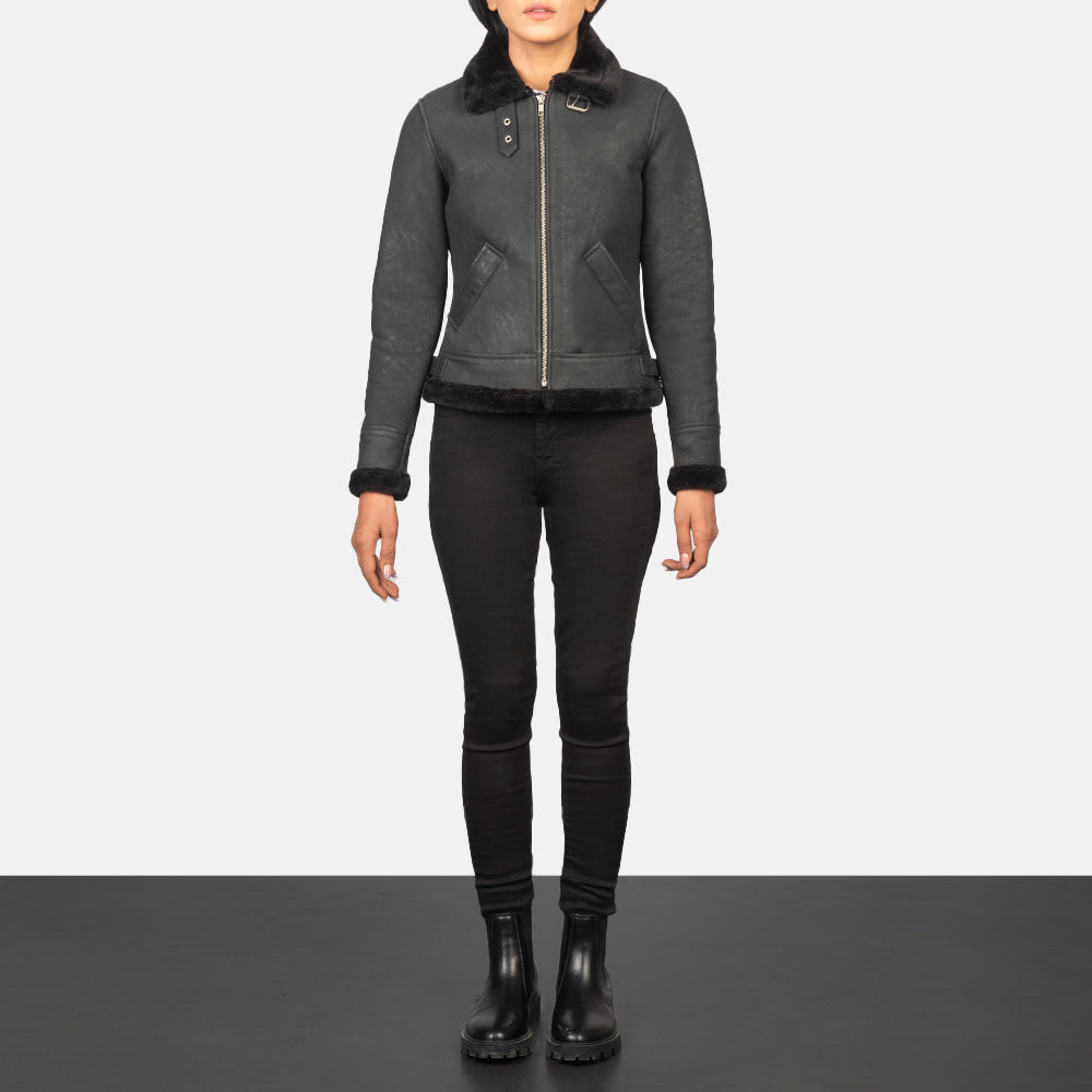 
Sherilyn B-3 Distressed Black Leather Bomber Jacket - Vue de profil mettant en valeur la coupe de manche ergonomique