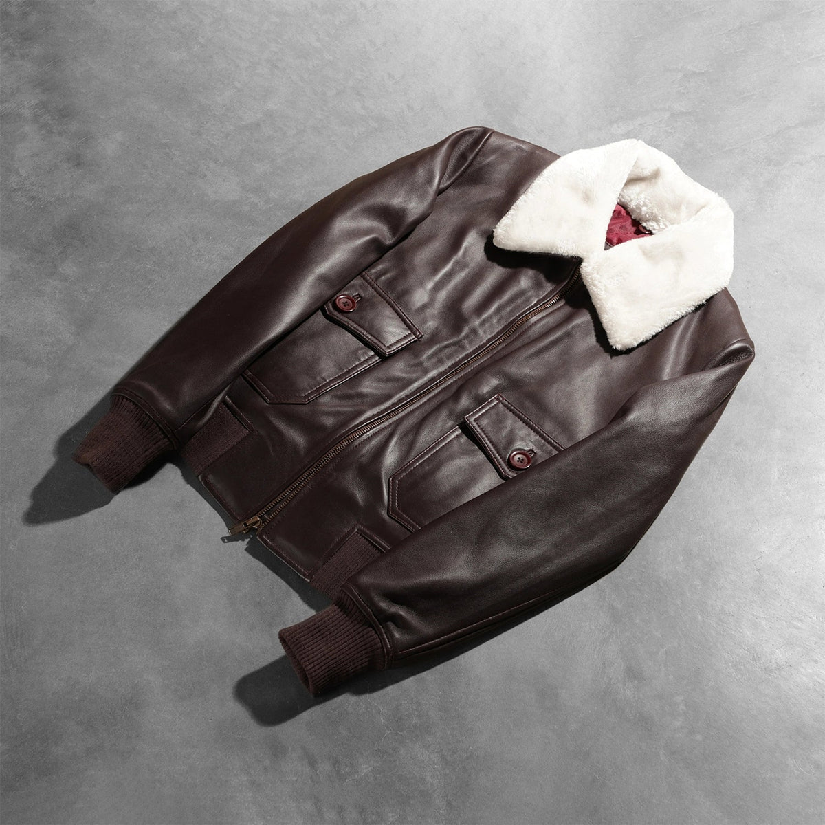 
Perspective portée de Stella G-1 Maroon Leather Bomber Jacket sur modèle - Tombé naturel à la lumière du jour