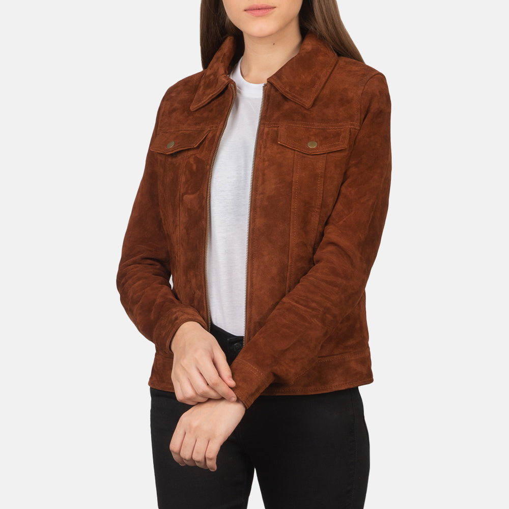 
Suzy Brown Suede Trucker Jacket in Brown Goatskin Suede - Vue de face & silhouette ajustée | Acheter en ligne
