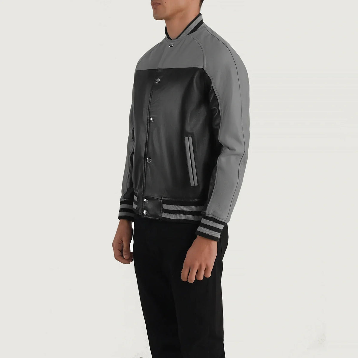 Black &amp; Red Sheepskin Leather Varsity Jacket - Vue de dos avec coupe ajustée aux épaules &amp; ourlet soigné