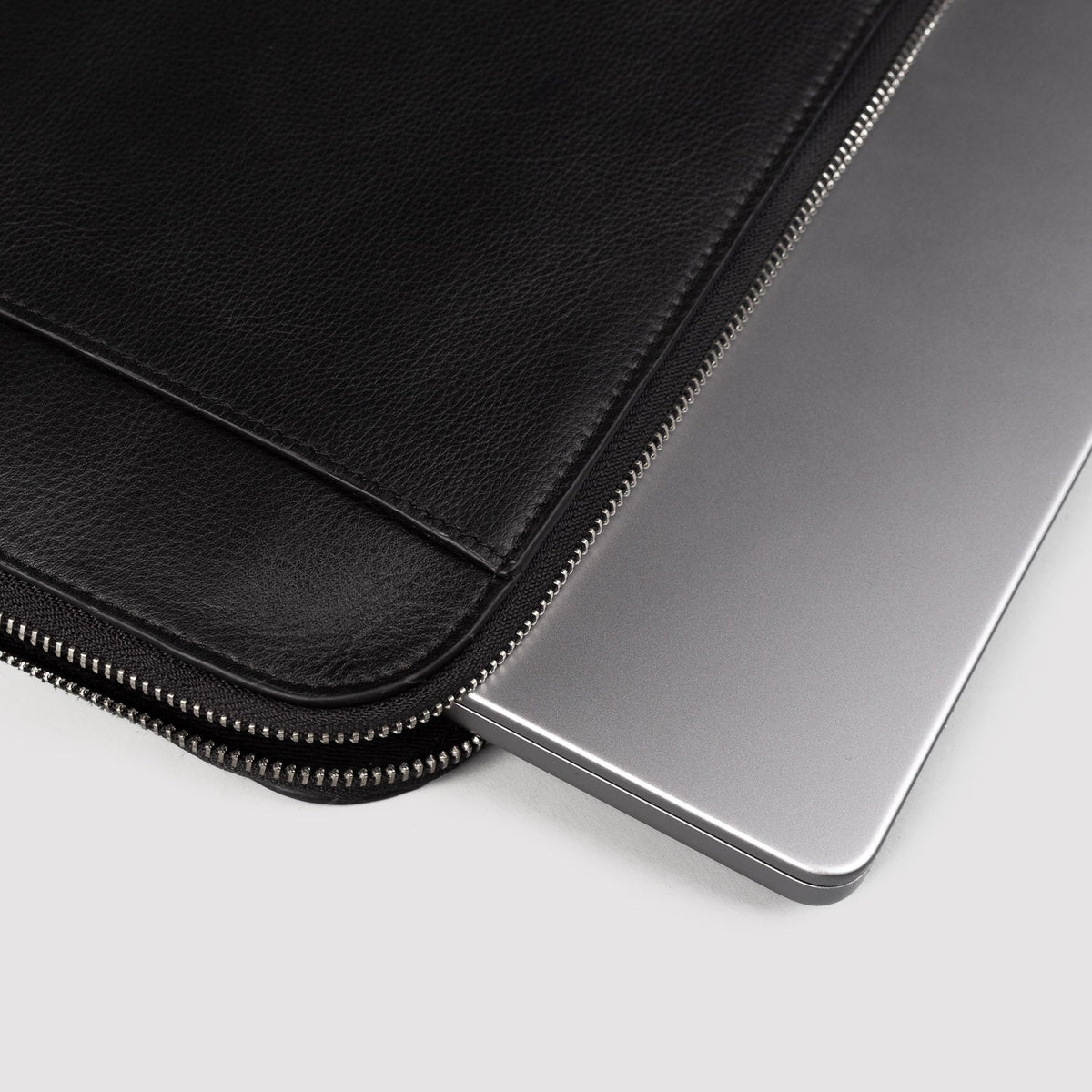 
The Baxter Leather Laptop Sleeve pour Femme pour Femme – alternate product view 4