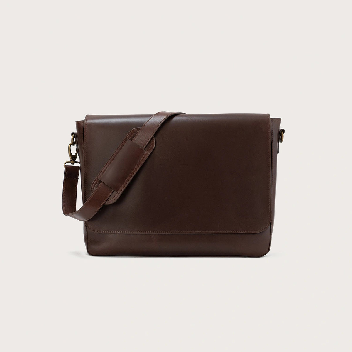 
The Carismatico Vintage Brown Leather Messenger Bag For Men & Women in Vintage Brown Full-Grain Leather - Full Exterior Vue de face & silhouette ajustée | Acheter en ligne