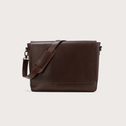
The Carismatico Vintage Brown Leather Messenger Bag For Men & Women in Vintage Brown Full-Grain Leather - Full Exterior Vue de face & silhouette ajustée | Acheter en ligne