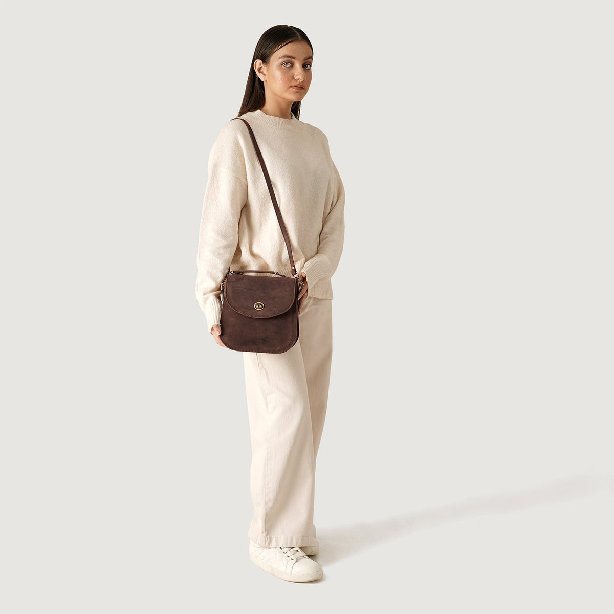 
Distressed Brown Full-Grain leather Bag - Perspective arrière montrant les bretelles en cuir renforcées