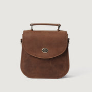 
The Sandra Vintage Camel Leather Saddle Bag For Women - Profil latéral structuré montrant la profondeur du soufflet
