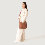 
Brown Full-Grain leather Goods - Vue arrière montrant la carrure ajustée et l'ourlet net