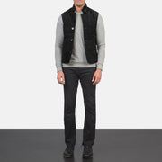 
Tony Noir Suede Vest pour Homme - Vue de profil mettant en valeur la coupe de manche ergonomique