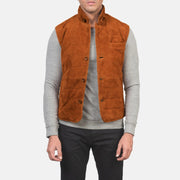Men's Tony Marron Suede Vest pour Homme in Brown Goatskin Suede - Vue de face &amp; silhouette ajustée | Acheter en ligne
