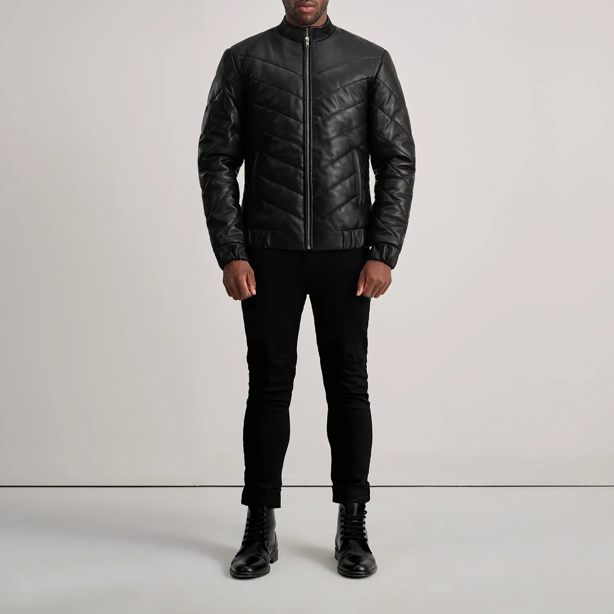 Travis Black Leather Puffer Jacket - Vue de profil avec coupe de manche ergonomique