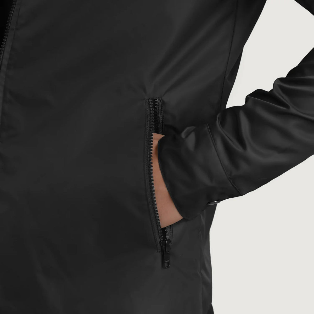
Vue intérieure Showing Quilted Viscose Lining & Deux poches intérieures fonctionnelles