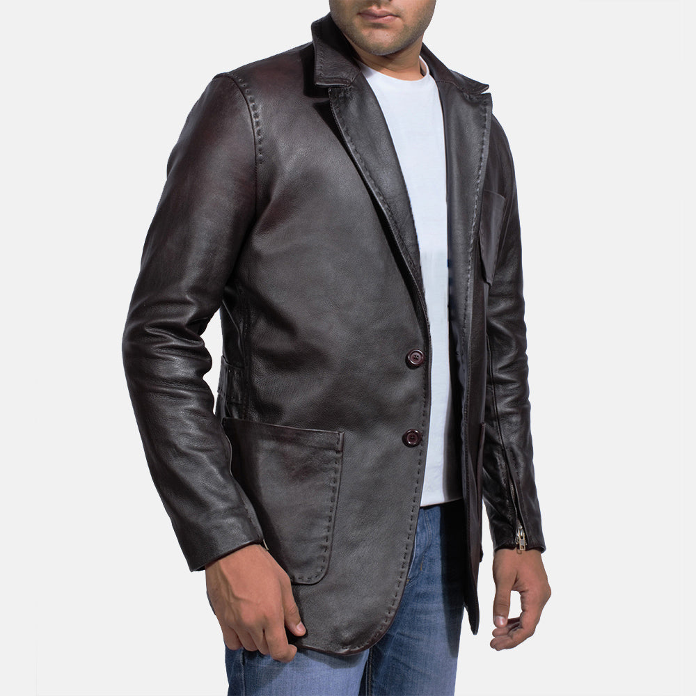 Vue détaillée of Notch &amp; Button Hardware on Men's Wine Noir Blazer en Cuir en Cuir pour Homme