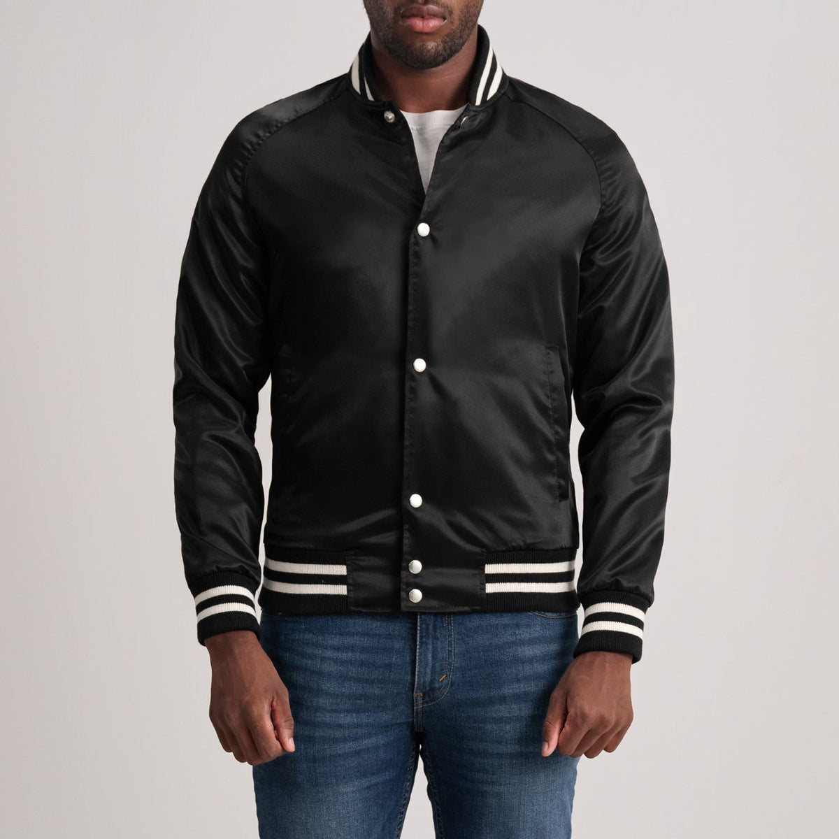 Xander Noir Varsity Veste en Cuir pour Homme in Black Satin - Vue de face &amp; silhouette ajustée | Acheter en ligne