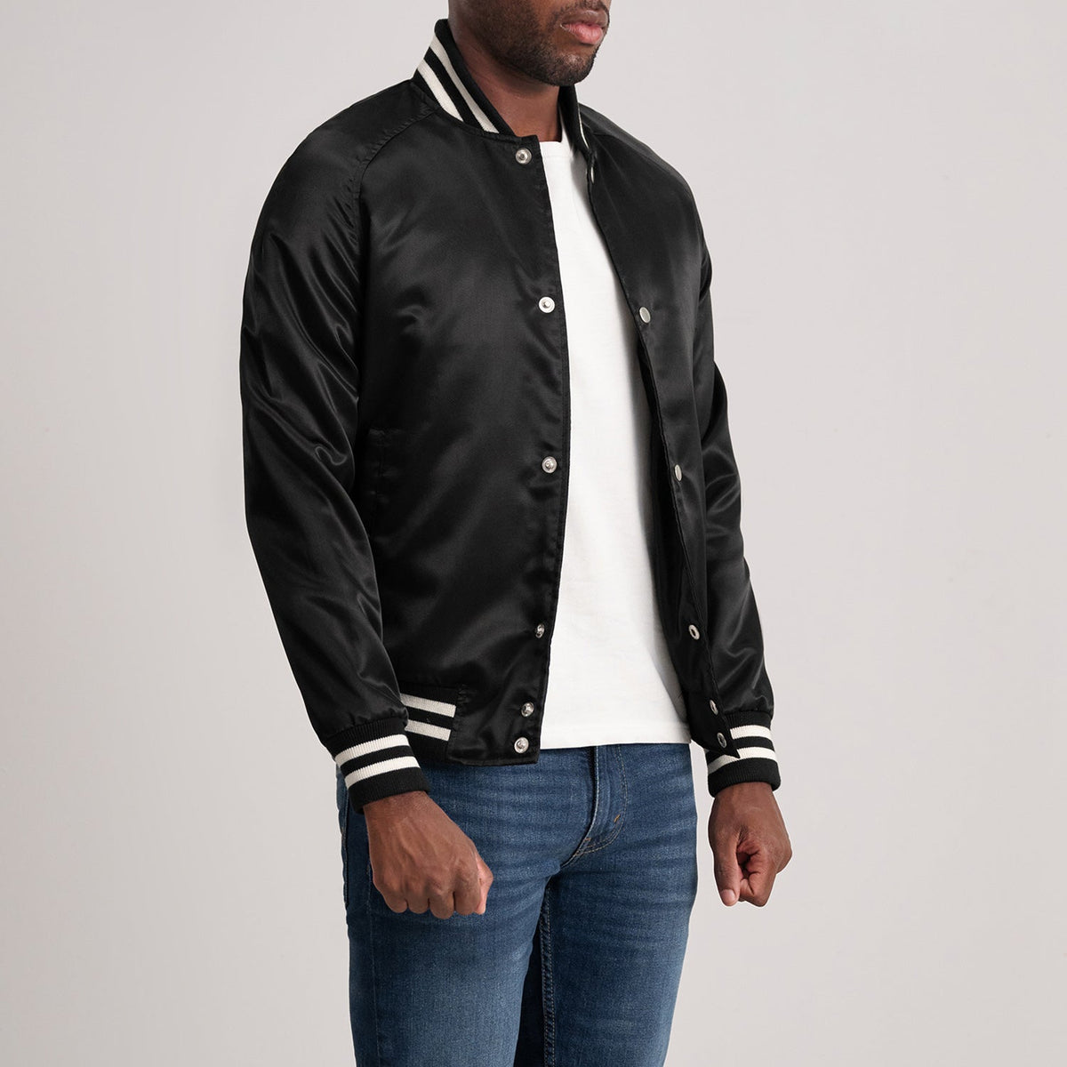 Black Satin Varsity Jacket - Vue de dos avec coupe ajustée aux épaules &amp; ourlet soigné