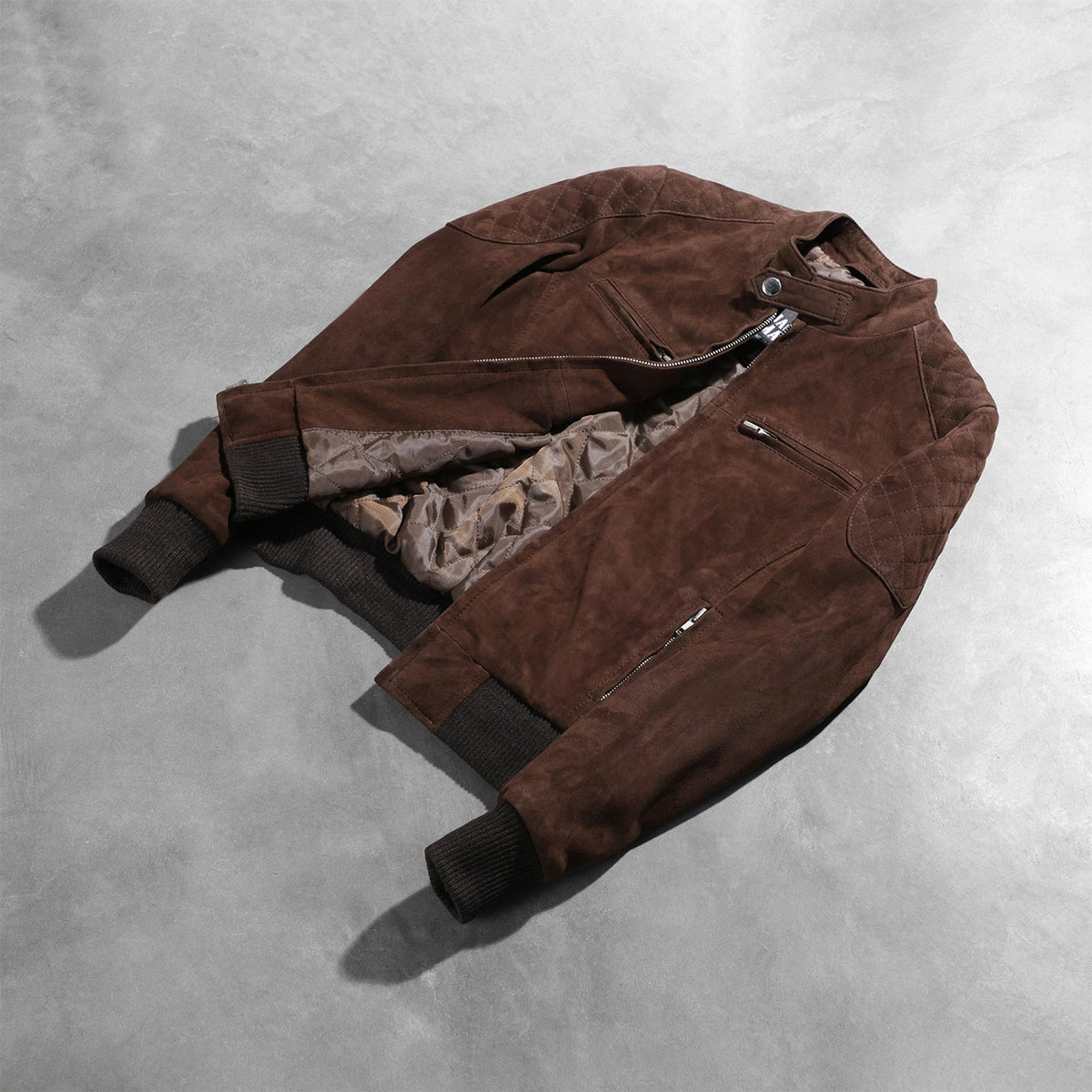 
Perspective portée de Zenna Mocha Suede Bomber Jacket sur modèle - Tombé naturel à la lumière du jour